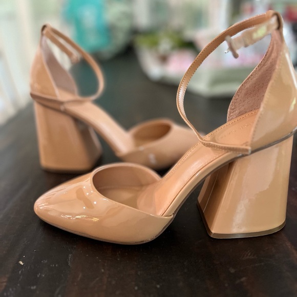 VC- Addilenz Vince Camuto Heels - Picture 1 of 5